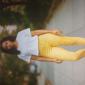 Super Cute NWT Ideology cropped, Bright, Happy, colorful, & floral legging SZ M